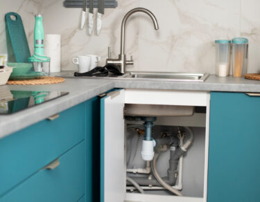 تأسيس سباكة المطبخ خطوة بخطوة دليل شامل للمنزل السعودي